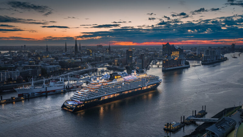 Die Explora III feiert ihren ersten Anlauf in Hamburg