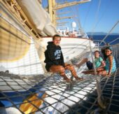 Mit Kindern unter vollen Segeln zu tropischen Abenteuern