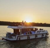 Hausboot Ferien zwischen Nebelschwaden und Spätsommersonne