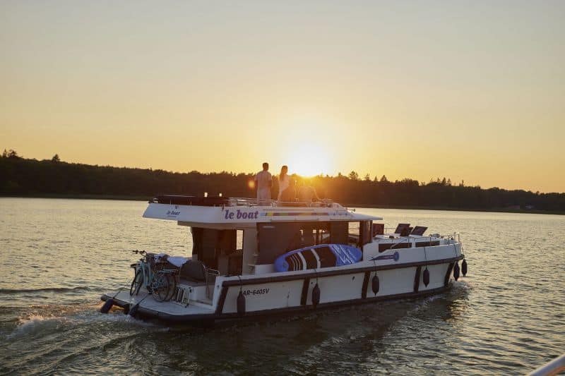 Hausboot Ferien zwischen Nebelschwaden und Spätsommersonne